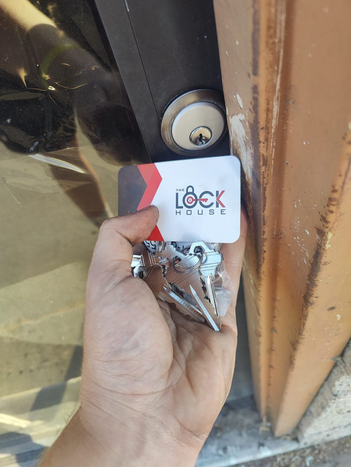 locksmith services anaheim with a lock replacement